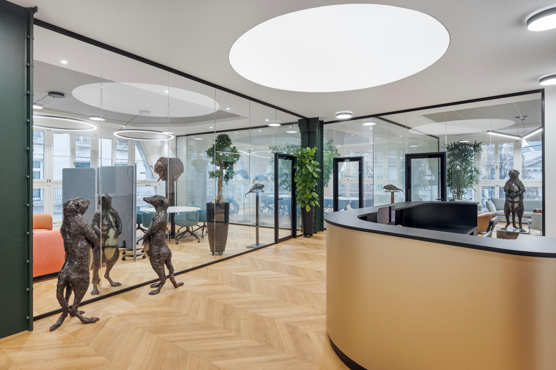Air — recepció és üvegfalas terek